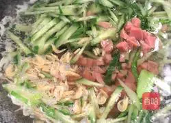 Illustration of how to make shrimp and cucumber soup 8