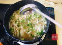 Illustration of how to make chicken soup wonton noodles 8