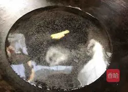 Illustration of how to make fungus and shrimp skin soup 6