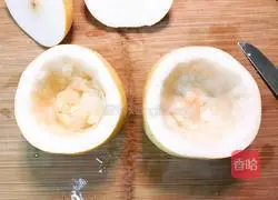 Illustration of how to make steamed snow pear with rock sugar and white fungus 3