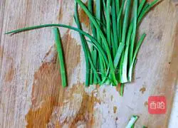 Illustration of how to make green onion rolls 8