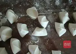 Illustration of how to make shepherd's purse stuffed dumplings 3