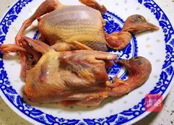 Illustration of how to make red dates, wolfberry and pigeon soup 1