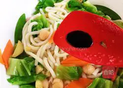 Illustration of how to stir-fry udon noodles with mixed vegetables and seafood 6