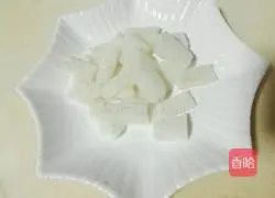 Illustration of how to make chicken legs, bamboo fungus and yam soup 4