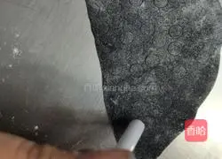 Illustration of how to make little penguin steamed buns 8