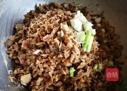 Illustration of how to make crispy meat-filled shrimp siomai 5