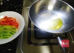 Illustration of how to make lettuce, tomato and egg soup 3