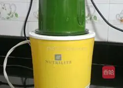 Illustration of how to make celery and sesame egg pancakes 2