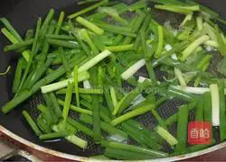 Illustration of how to make noodles with scallion oil 4