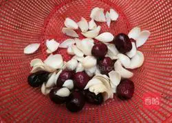 Illustration of how to make peach gum, red dates and lily soup 7