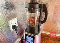 Strengthen immunity—Illustration of how to make black bean and peanut milk 3