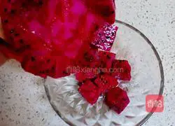 Illustration of how to make fruit and nut yogurt cups 3