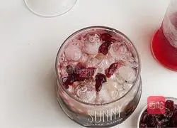 Illustration of how to make mulberry tea jelly and cranberry drink 8