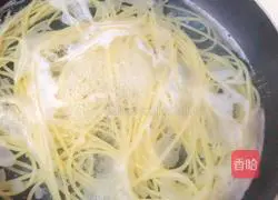 Illustration of how to make sausage and tomato pasta 1