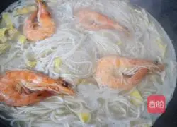 Illustration of how to make green pepper, shredded pork and fresh shrimp noodles 9