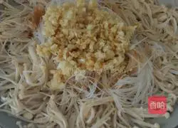 Illustration of how to make garlic vermicelli and enoki mushrooms 5
