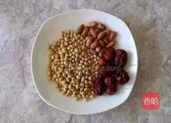 Illustration of how to make peanut red date soy milk 1