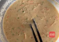 Illustration of how to make carrot and green pepper egg pancake 4