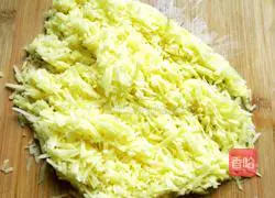 Illustration of how to make potato and pork pie for lazy people 3