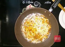 Illustration of how to make shredded mushroom and chicken noodles 2