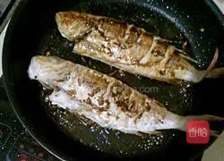 Illustration of how to make pan-fried golden thread fish 6