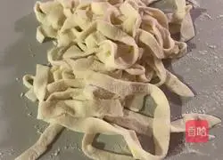 Illustration of how to make leek, egg and shrimp dumplings 7