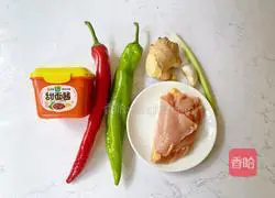 Illustration of how to stir-fry chicken breast with pepper 1