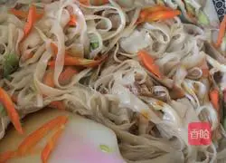 Illustration of how to make fried longevity noodles 10