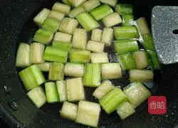 Illustration of how to make duck blood and loofah soup 8