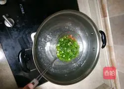 Illustration of how to make spring rolls with dumpling skin 4