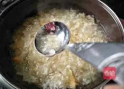 Illustration of how to make longan, red dates, tremella and lotus seed soup 4