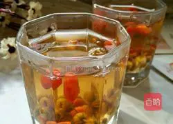 Illustration of how to make chrysanthemum and wolfberry tea 9