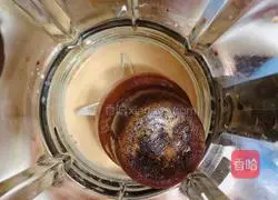 Illustration of how to make caramel ice cream latte 4