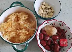 Illustration of how to make red dates, white fungus and lotus seed soup 1