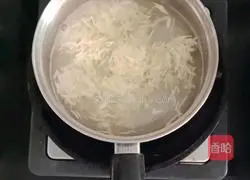 Illustration of how to make egg yolk and tofu noodles (baby food supplement) 8