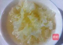 Illustration of how to make horseshoe white fungus and papaya sugar water 2