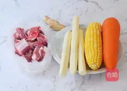 Illustration of how to make pork ribs, yam, corn and carrot soup 1