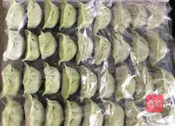 Illustration of how to make spinach noodles, pork and green onion dumplings 8