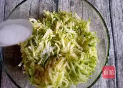 Illustration of how to make zucchini and meat dumplings 6