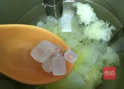 Illustration of how to make rock sugar and white fungus soup 3