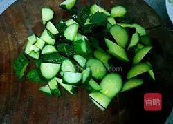Illustration of how to make cucumber and pear juice 2