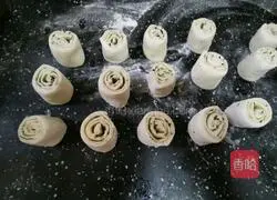 Illustration of how to make black sesame rolls 18