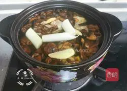 Illustration of how to make hazel mushroom stewed chicken soup 9