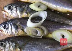 Illustration of how to make shredded yellow croaker and radish soup 5