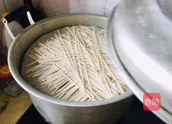 Illustration of how to make steamed beans and braised noodles 3