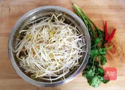 Illustration of how to make cold mung bean sprouts 1