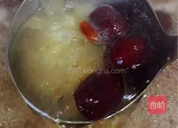 Illustration of how to make red dates, lilies, lotus seeds, peach gum, saponins, rice and white fungus soup 6