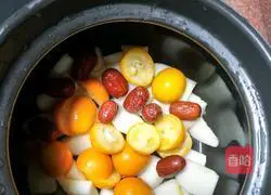 Illustration of how to make kumquat, jujube and pear syrup 4