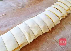 Illustration of how to make two-color flower rolls 6